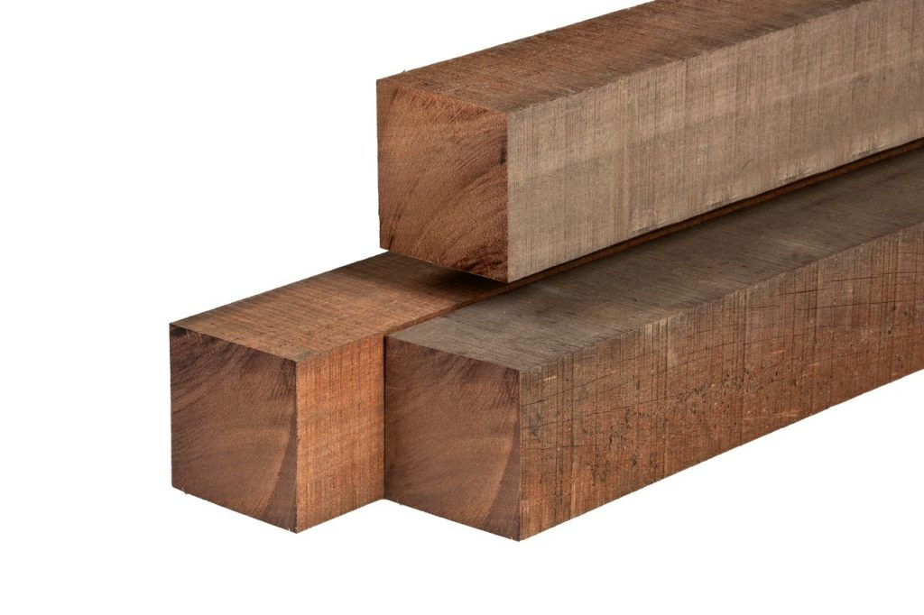 Azobé hardhout paal 10,0 x 10,0 x 400 cm fijnbezaagd, ongepunt